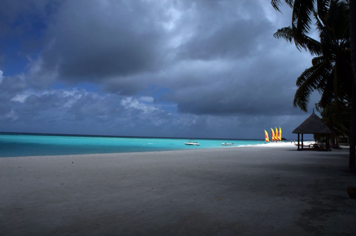 O céu roxo e o mar calmo de Borabora