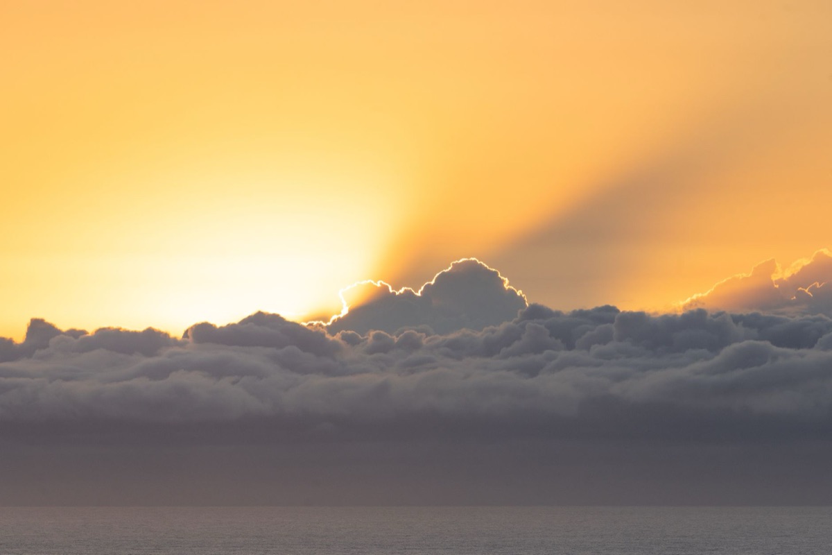 Céu de Tahiti com sol e nuvens no horário da manhã e da noite