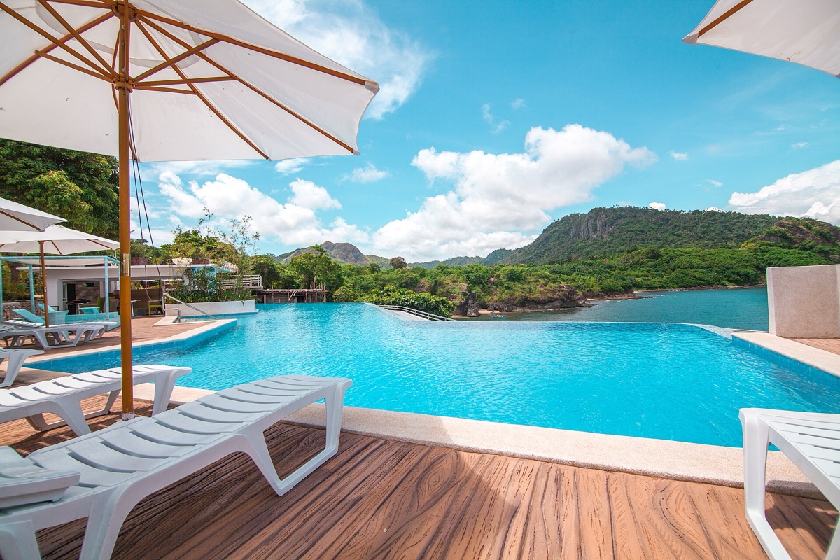 resort infinity pool