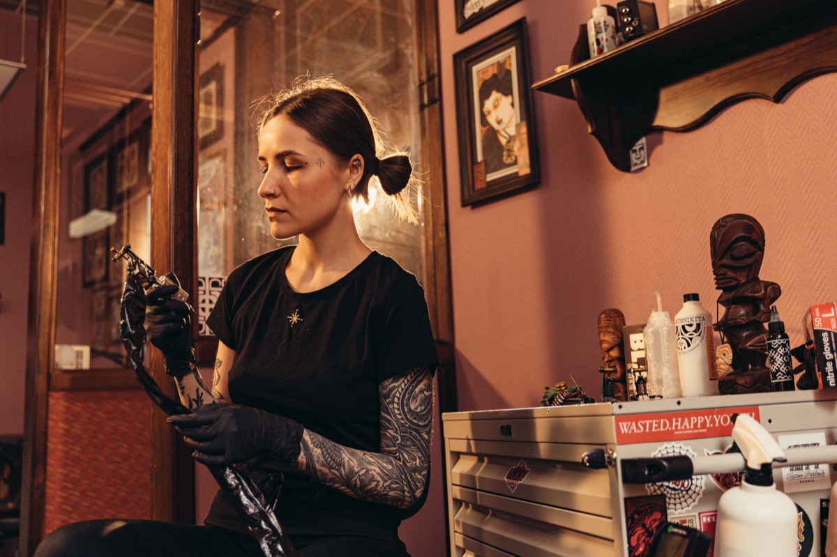 artiste tatouage traditionnel dans un environ traditionnel