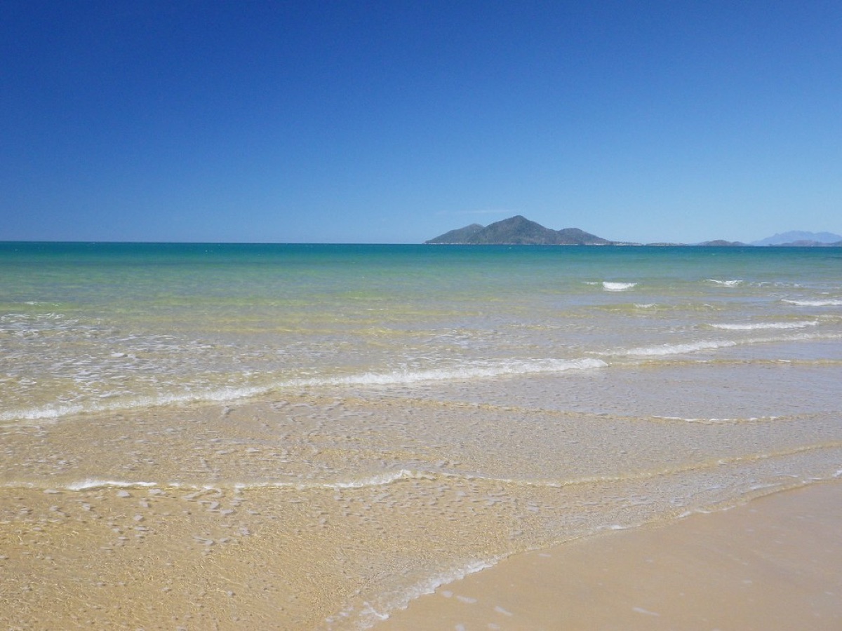 Playa de Tahiti con aguas turquesas