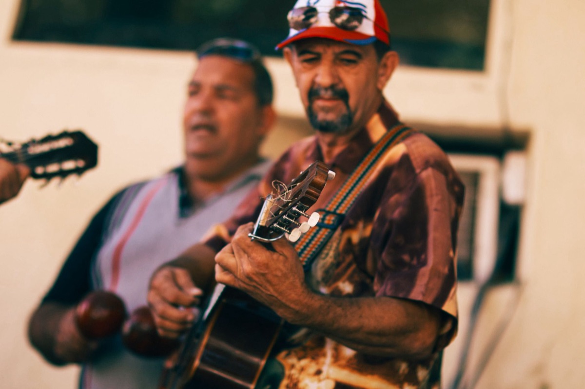 île de Tahiti, habitant jouant d'un instrument traditionnel
