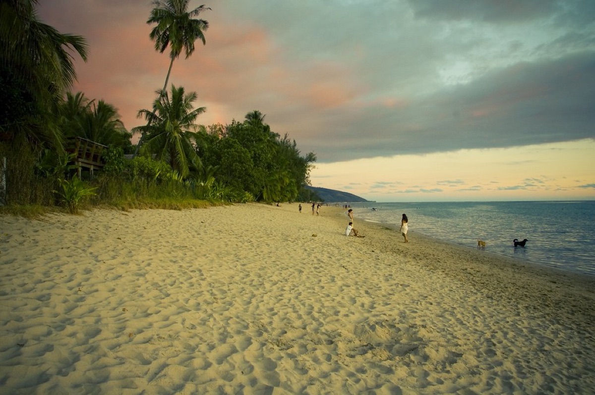 Spiaggia di Tahiti, sabbia bianca, acque cristalline, sole che splende