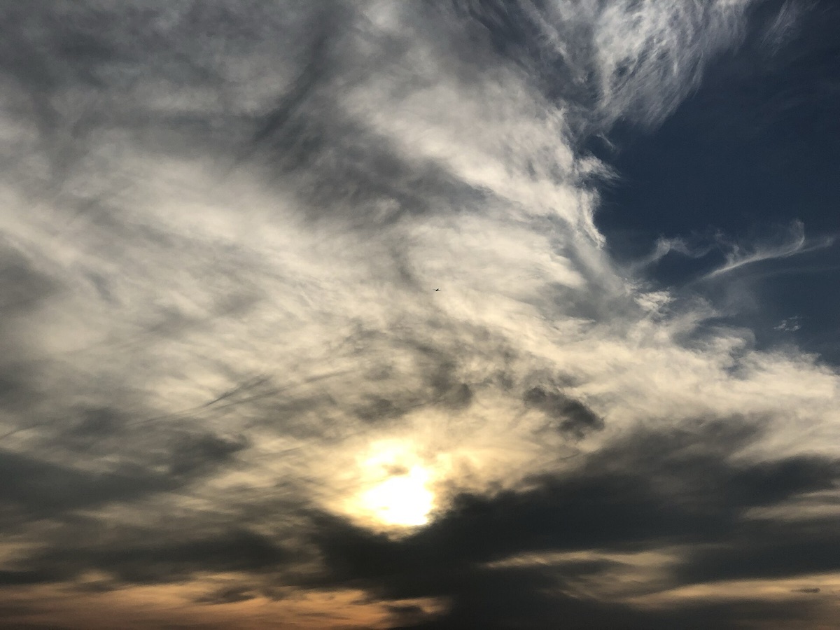 Wolkenhimmel mit Sonne hinter