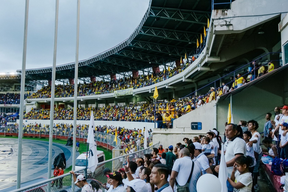 tahiti crowd density comparison