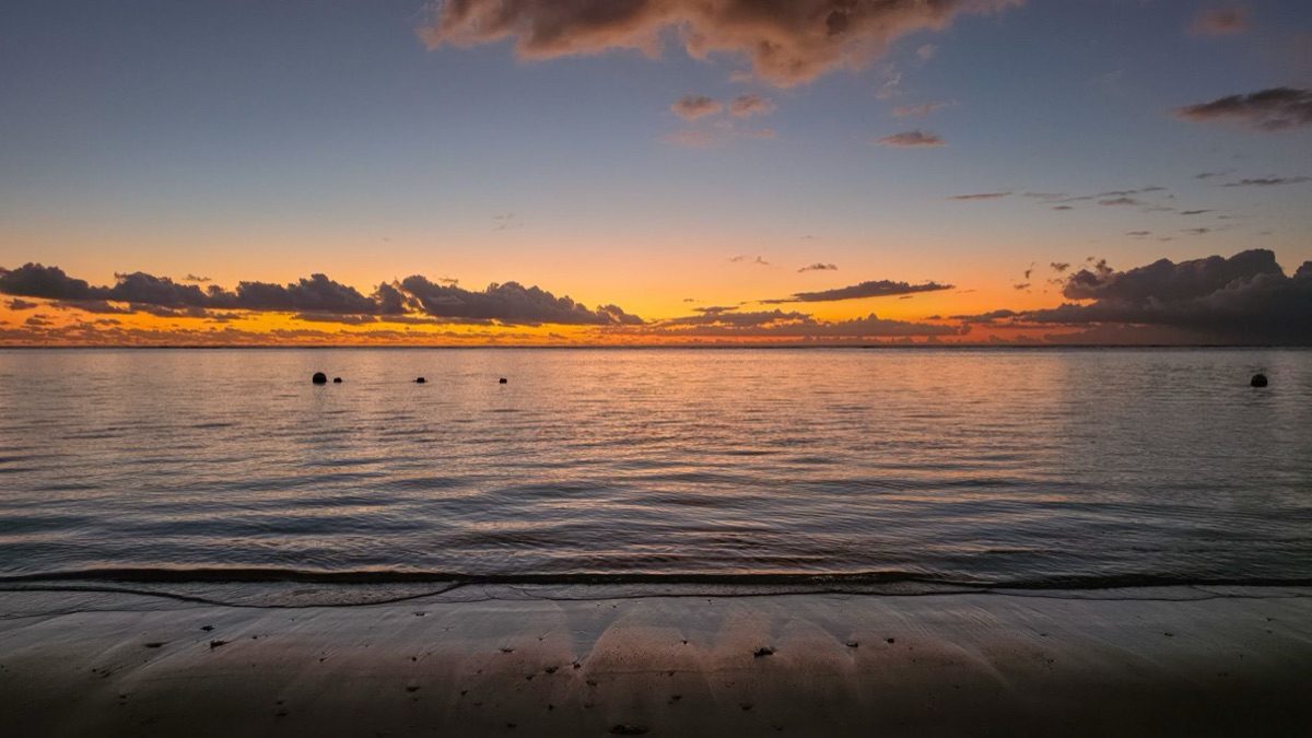 sole all'alba sull'isola di tahiti