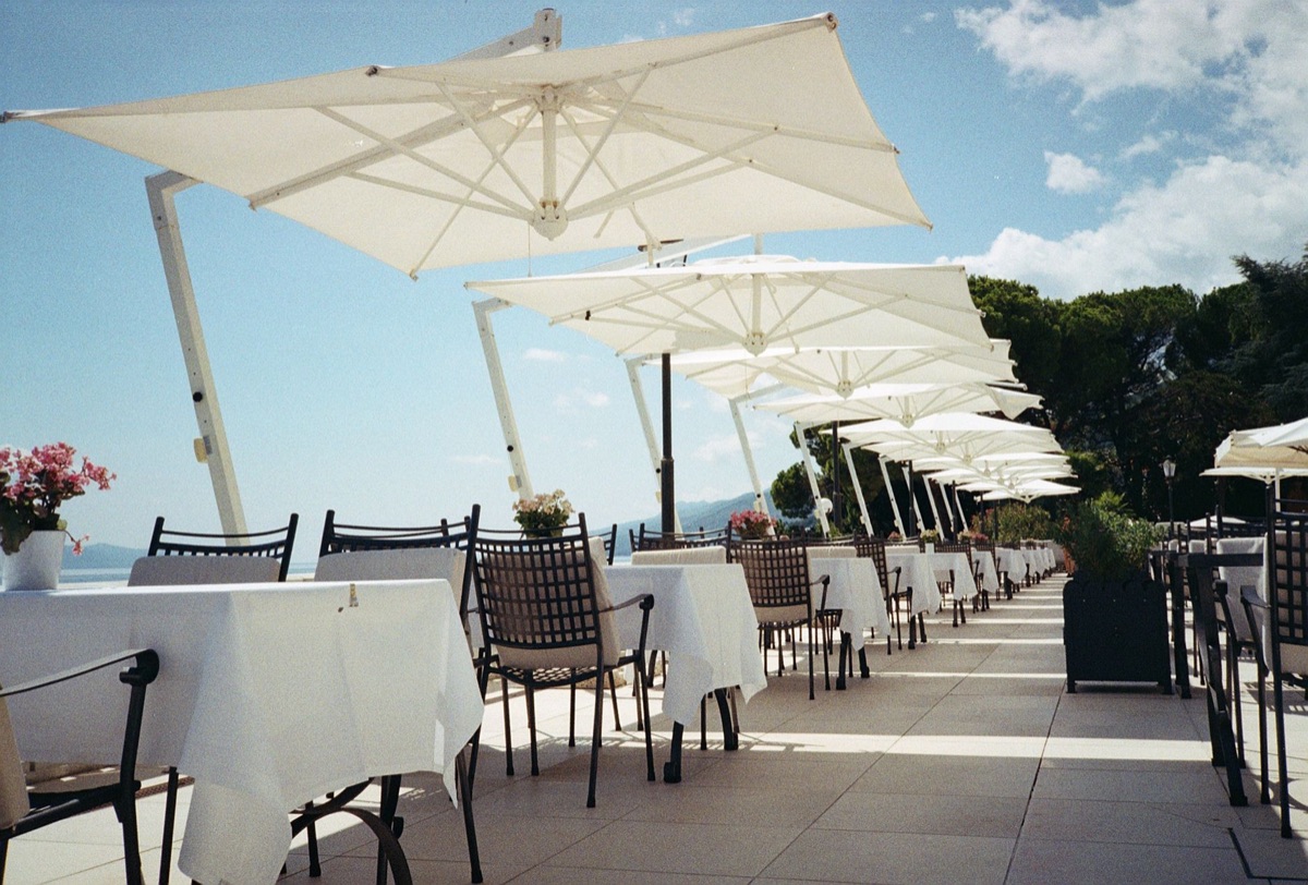 terrasse restaurant à l'entrée du coucher du soleil