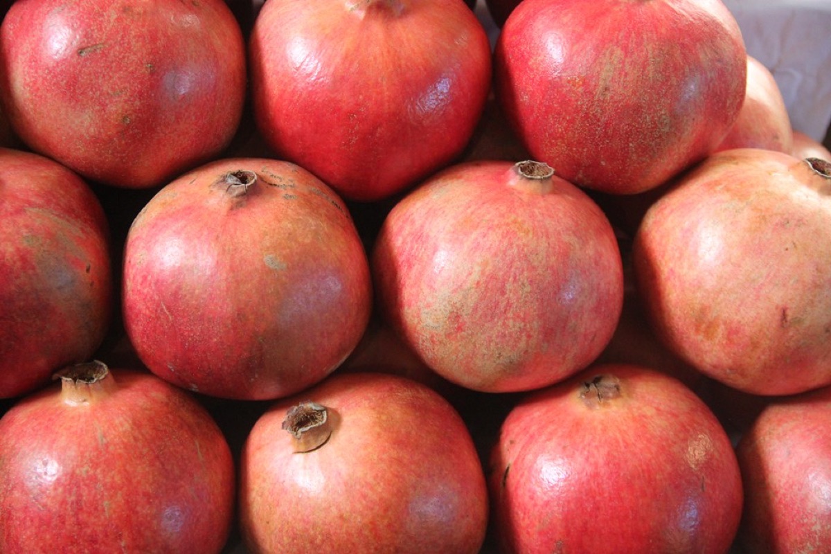 marché local avec des fruits tropicaux frais