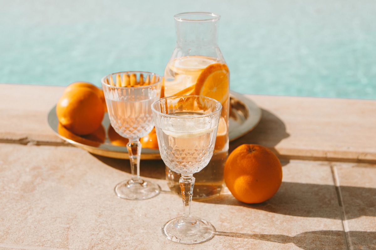 terrazza ristorante lussuosa con frutta tropicale e vino