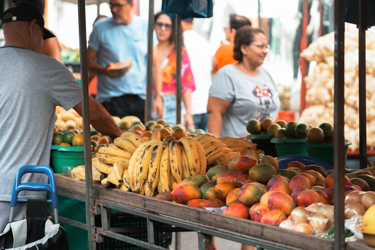 mercato locale con frutta tropicale e pesce fresco