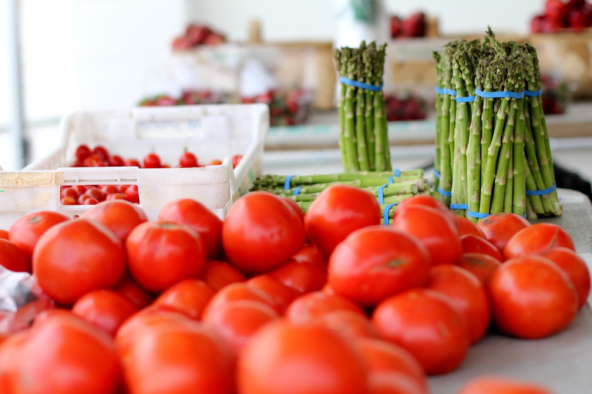 Locale markt met fris fruit