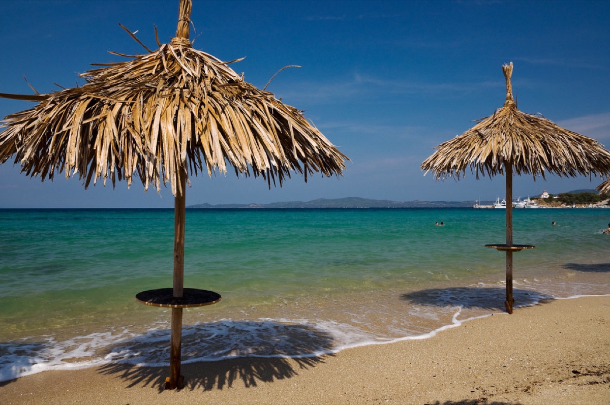 praia com água azul