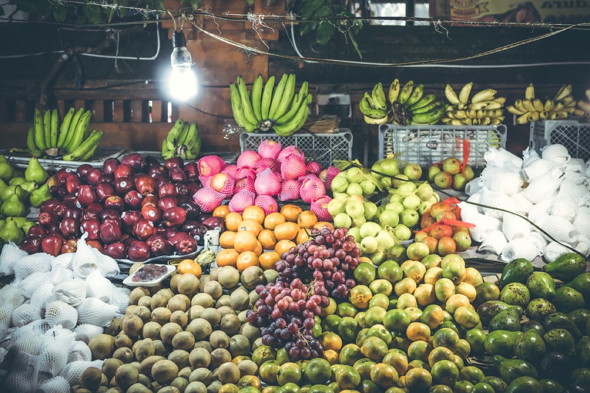 mercato locale e frutti tropicali