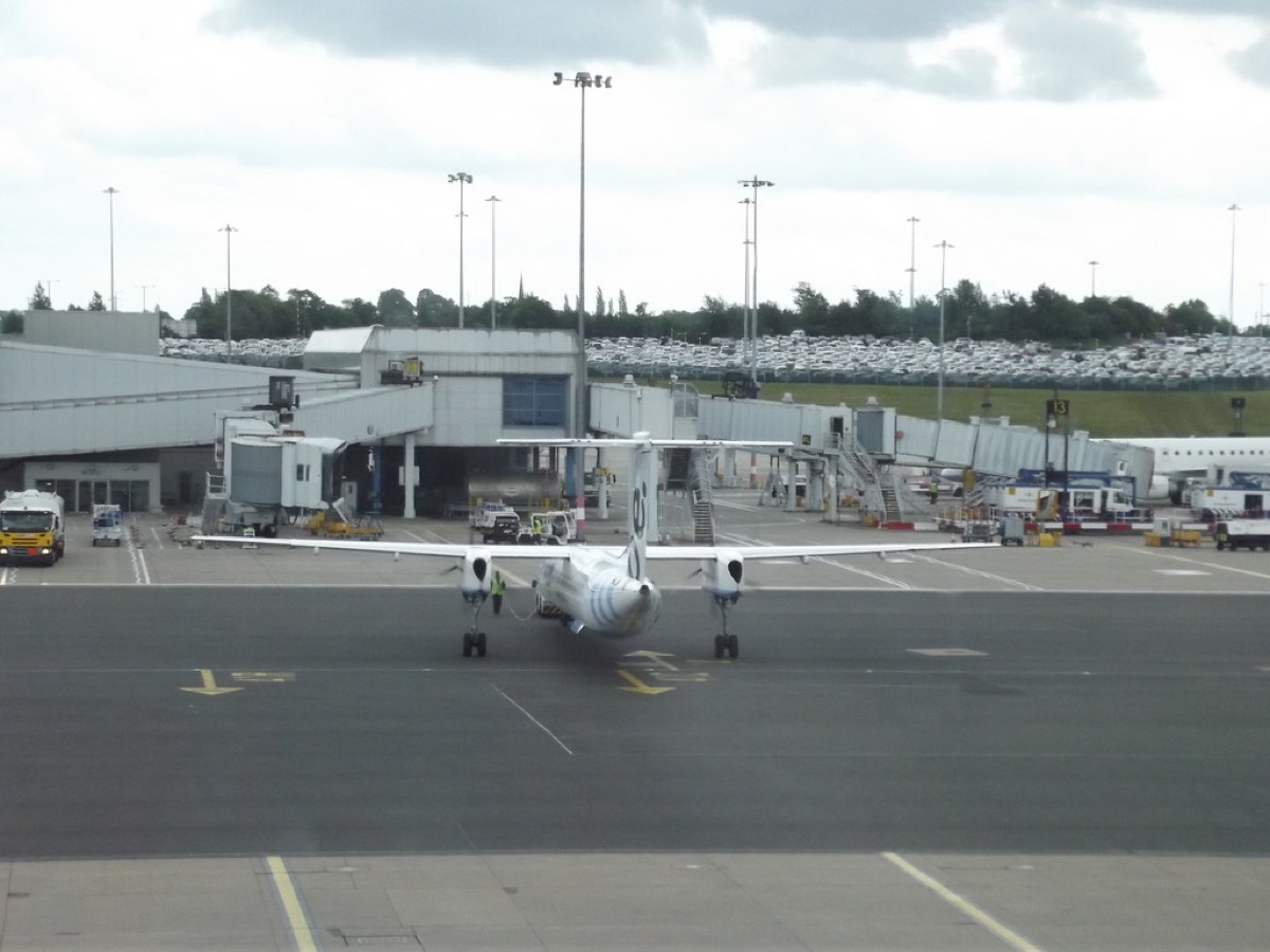 Terminal aéroport avec avion