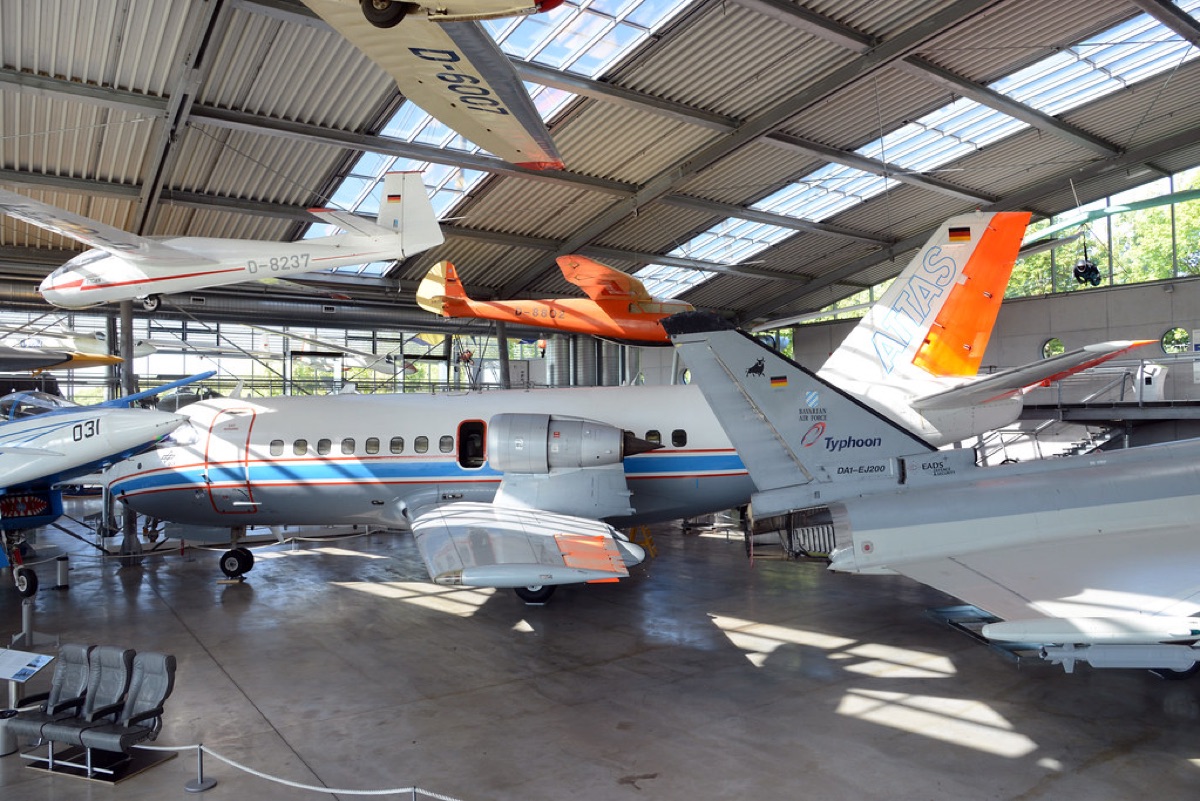 luchthaven terminal met vliegticket informatie