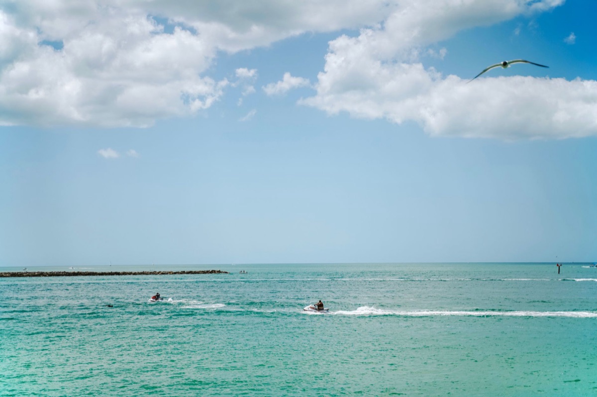 Jet ski riders op een tropisch lagoon