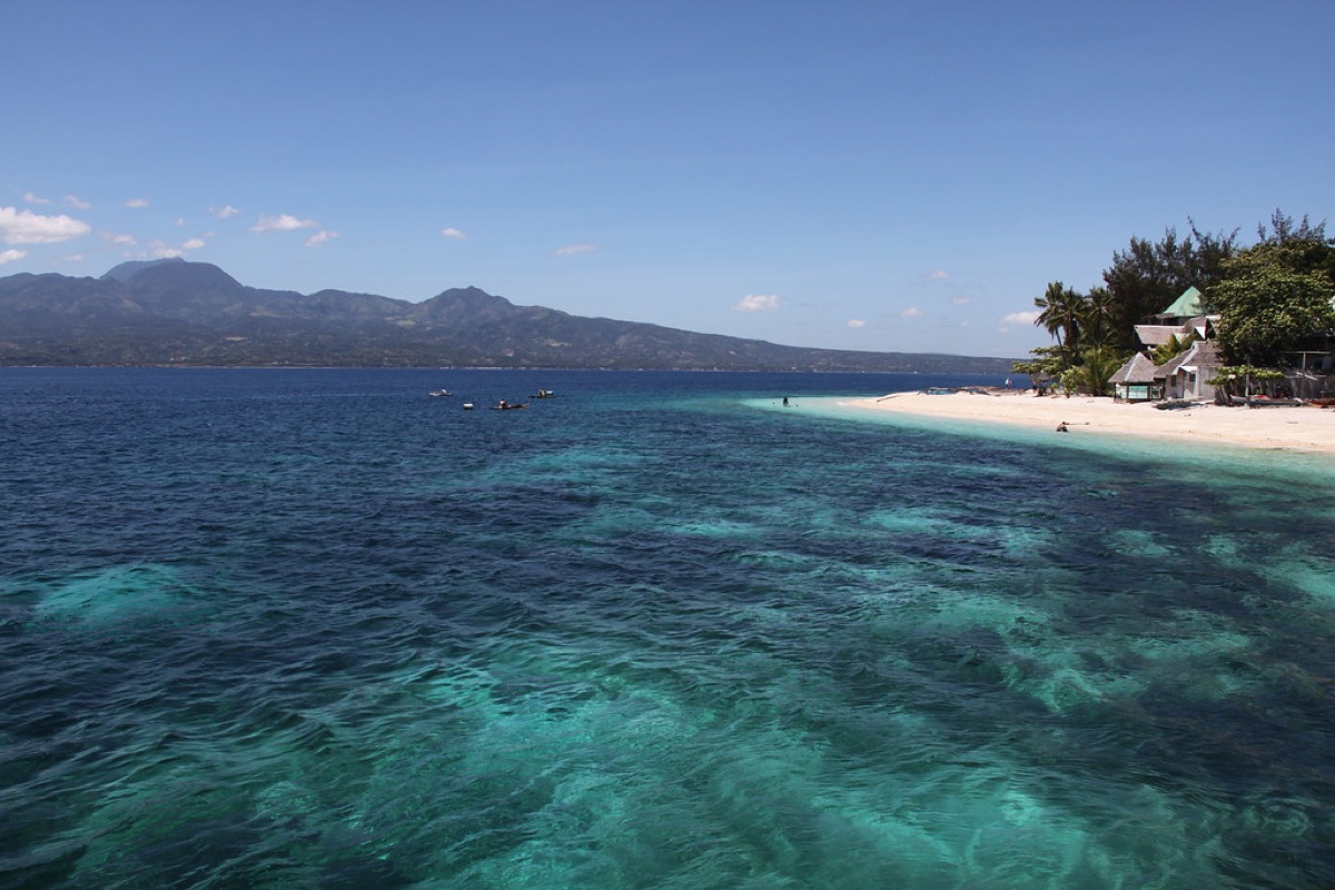 isla con arena blanca y aguas turquesa