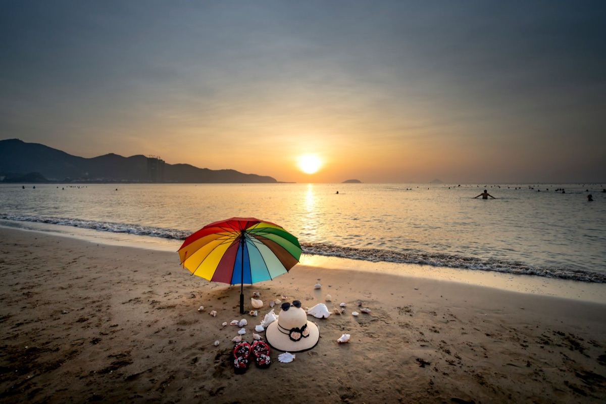 Plage tropicale avec sable blanc et tente colorée