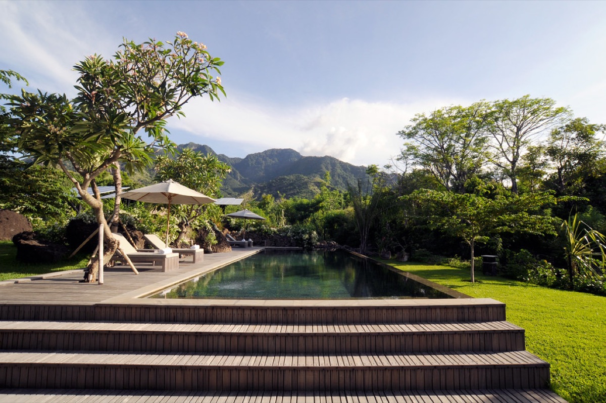 luxe hotel met tropisch park