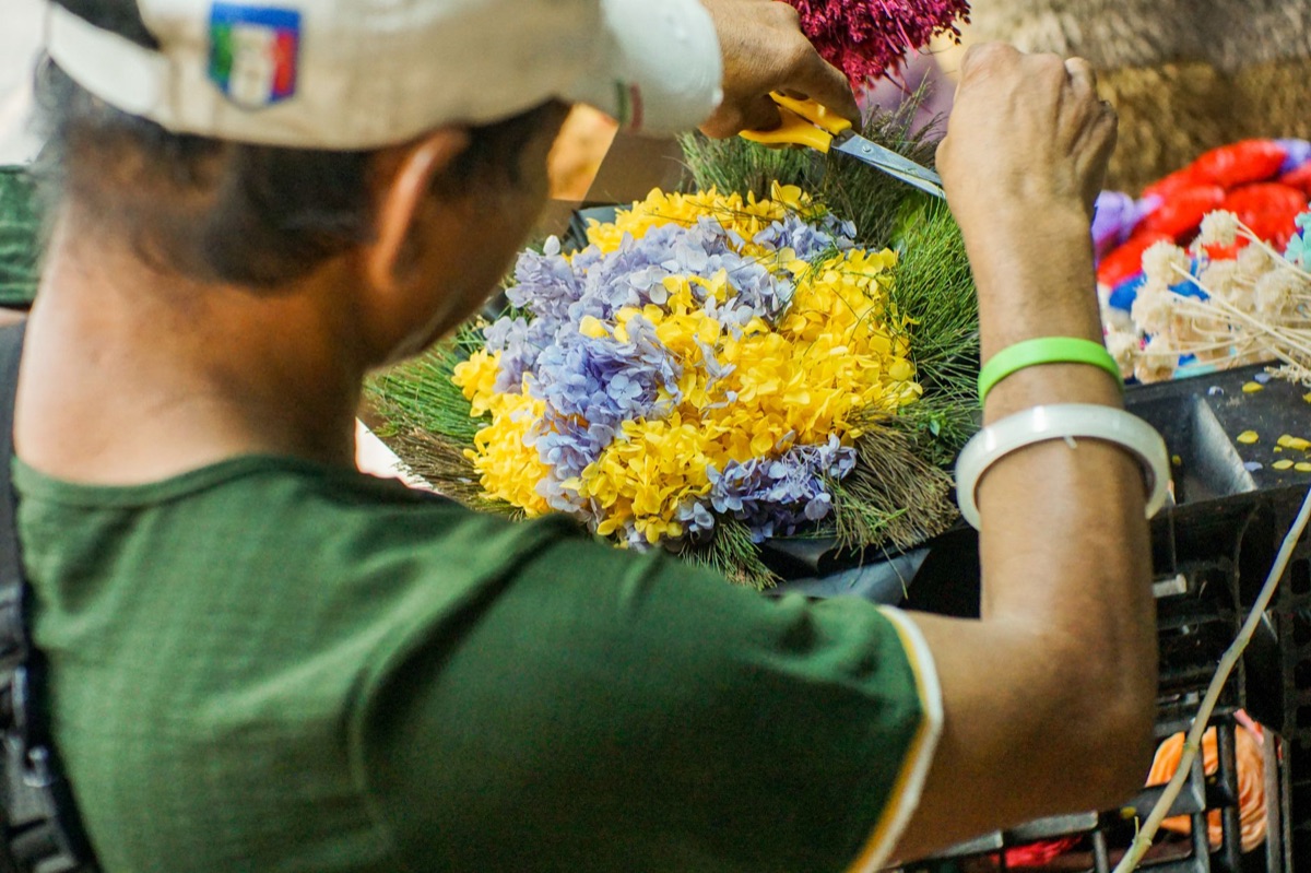 fiore di tiare tradizionale in posa su un altare borabora