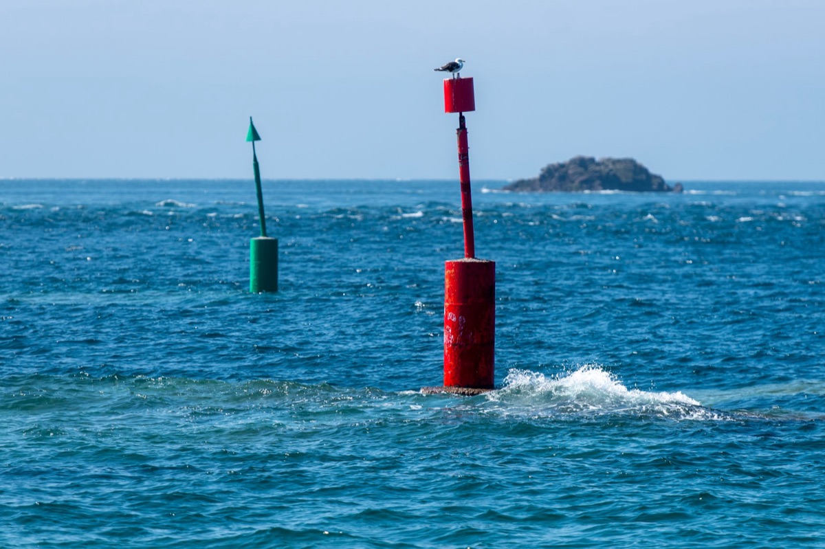 海の波と赤い浮標