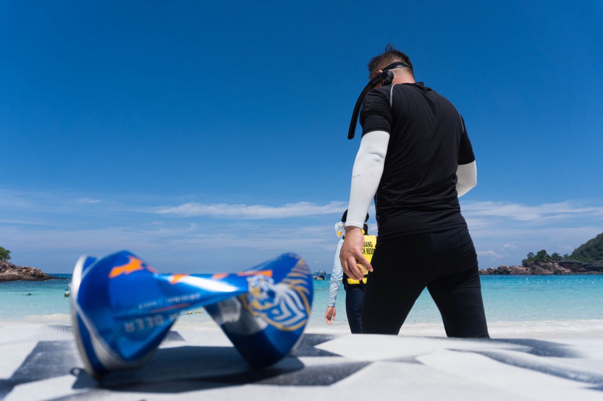Equipo de buceo seguro en agua tropical
