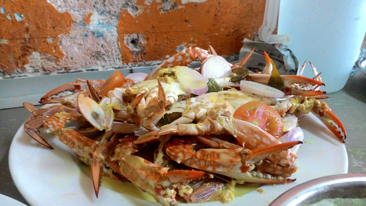 Mercado local con pescado fresco