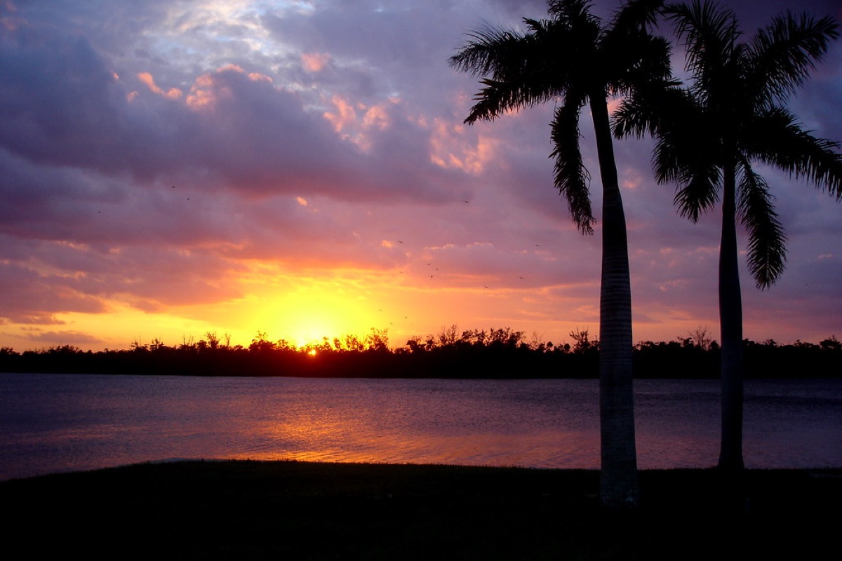 Una spiaggia tropicale con un tramonto dorato a Borabora